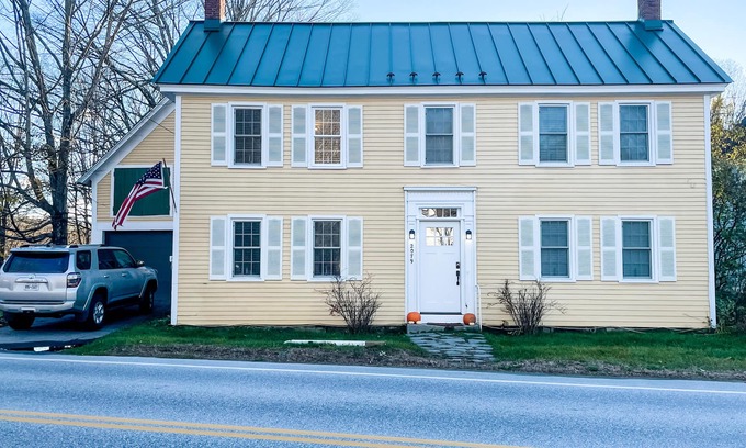 Perkinsville Maison | 1820 Federal Style Home located on the beautiful Black River