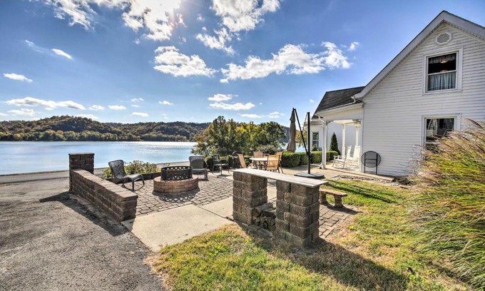 Bethlehem Maison | 1872 Bethlehem Home with View of Ohio River!