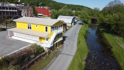 Hancock Maison | 1878 RiverRun B&B - Waterfront, Self-Serve Breakfast, WiFi, Trail and River access
