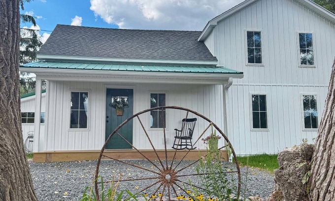 Prattsville Maison | 1880s 2-bedroom Farmhouse at Bearpen Mtn