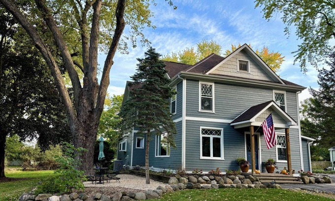 Green Lake Maison | 1880s beauty! Family Fun. Walk to downtown Green Lake, Heidle House & golf!