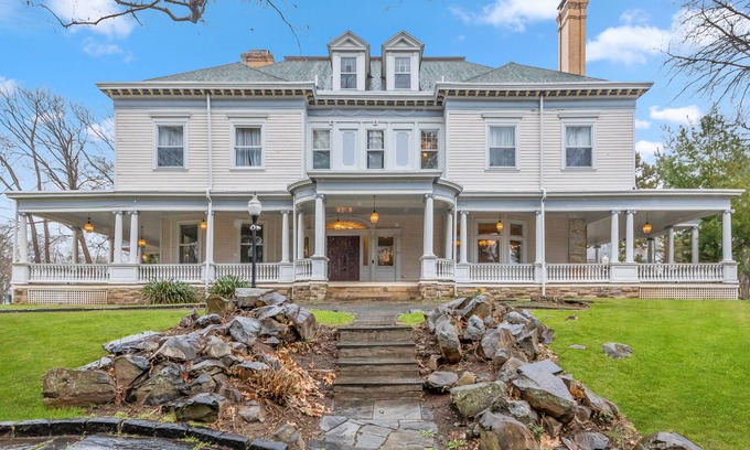 Plainfield Maison | 1897 MANSION 30 min to NYC Sleeps up to 26 with 12 bedrooms and 7 and 1/2 baths