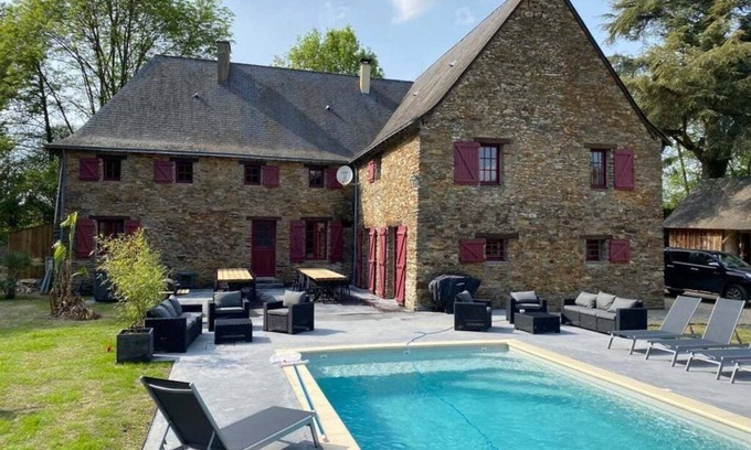 La Previere Maison | Demeure 18 ème avec piscine pour 20 personnes au cœur d'un écrin de verdure.