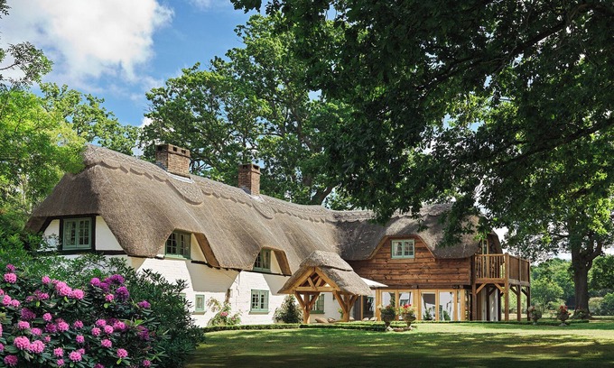 New Forest District Maison | 18th Century Thatched House on the Edge of the New Forest with large Jacuzzi