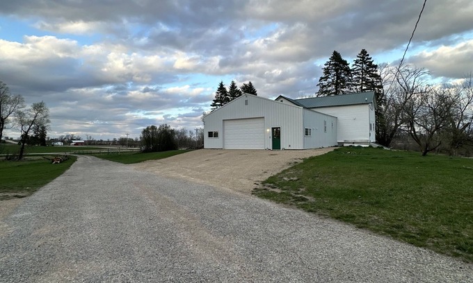 Morrisonville Autre | 1900's Farmhouse Welcoming RUSTIC VIBE Rolling country side near Fall River WI