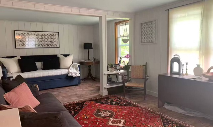 Coxsackie Cabine | 1900’s farmhouse, hot tub & fireplace