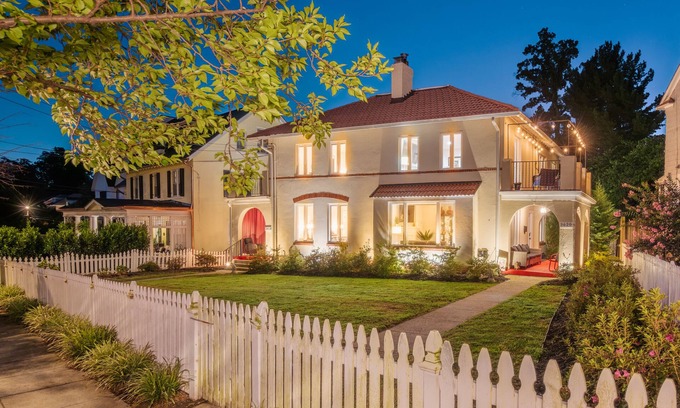 Northwest Maison | 1920's charm in a 3 Luxury bedroom flat close to everything - renovated bath