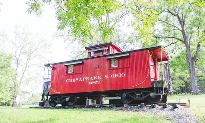 Natural Bridge Maison | 1926 C&O Guest Caboose -new listing!