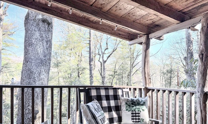 Mirror Lake Cabine | 1930's Highlands Hideaway, Restored Cozy Cabin, Dog Friendly, Fiber Optic WI-FI