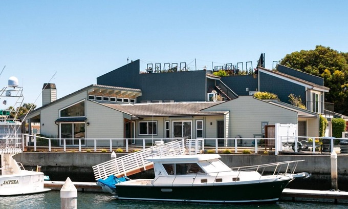 Channel Islands Maison | 1950J "Dock Holiday"