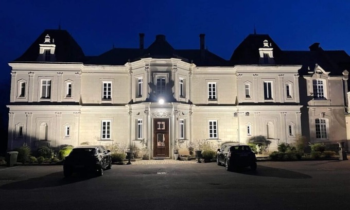 Veigne Autre | Château de Fontiville du XIXème siècle, proche de l'ensemble des commodités.