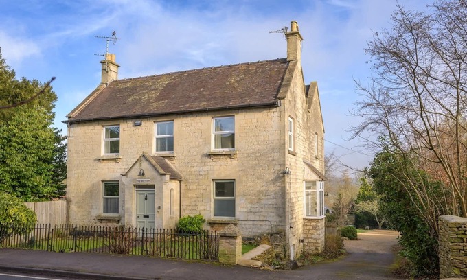 Edge Maison | 19th Century House, Private Parking, nr Painswick