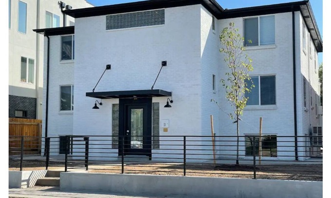 Englewood Appartement | 1BD/1BA Stylish Mid-Term Rental (Unit #6): Your Home Away from Home in Denver