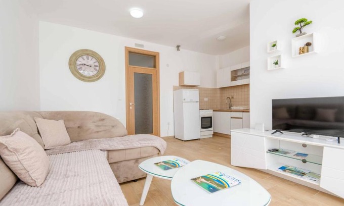 Burtaisi Appartement | 1bd Modern Apt in Dobra Voda with Roof Access "Moka"