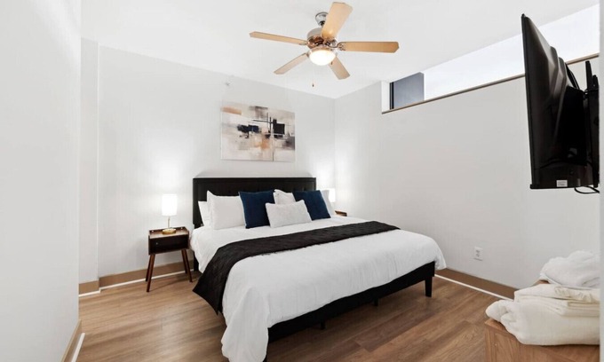Deep Ellum Appartement | 1Br Apt in Deep Ellum with King bed, Pool & Outdoor Space