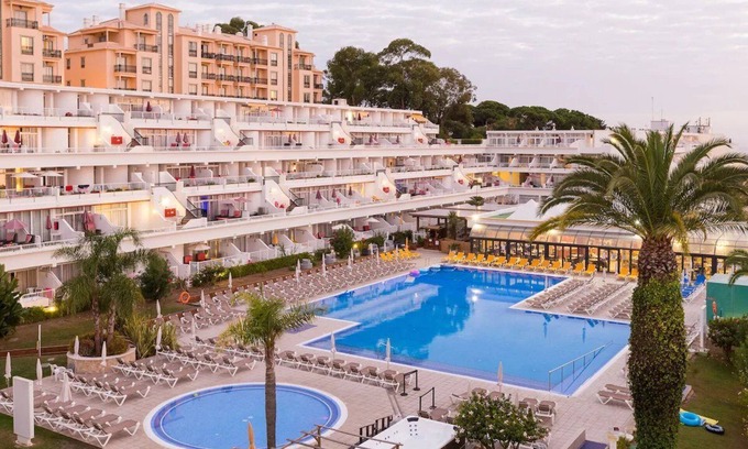 Areias de Sao Joao Hôtel | 1BR Beachside Retreat: Kitchenette & Pool! Enjoy Beachlife Moments | 4 Units