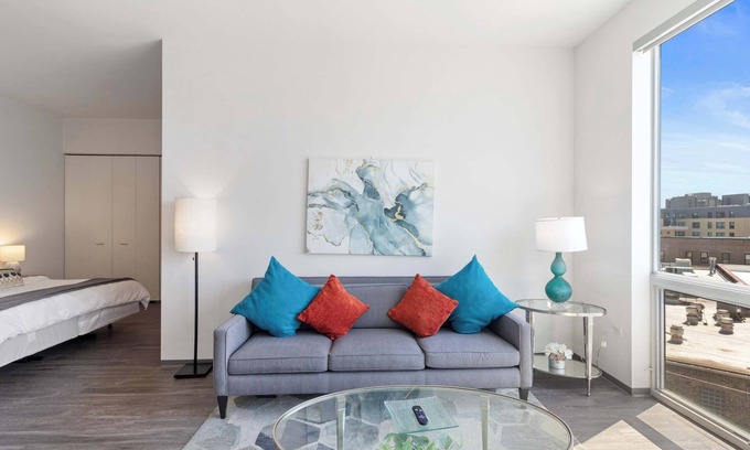 Palmer Square Appartement | 1BR City Loft With Modern Glass Views