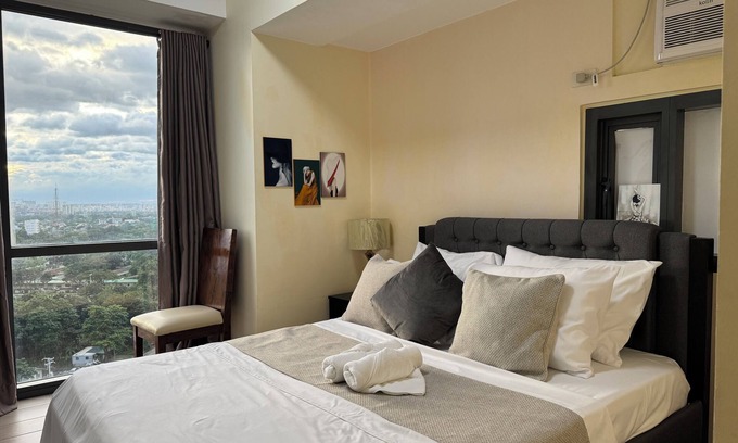 Pinagsama Copropriété | 1BR Condo w/ Great View Near Venice Canal & BGC