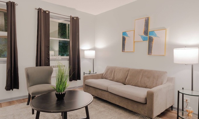 West Ridge Appartement | 1BR Gem in Prime, Vibrant Location Walk To Dining and Shops