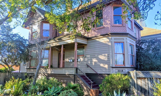 Upper Telegraph Appartement | 1BR in perfect Berkeley location -- patio & yard!
