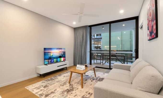 West End Appartement | 1BR Luxury apt at prime location w/ carpark