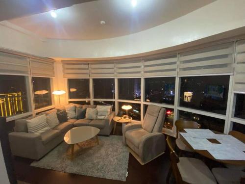Highway Hills Appartement | 1BR Premium condo - Twin Oaks Pl PANORAMIC VIEW