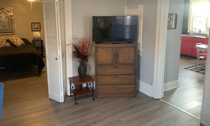 Canton Appartement | 1BR Rental with Retro Flair