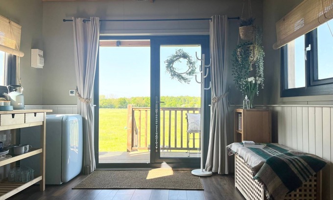 Morpeth Cabine | 1Br-Sleeps2-Field View-Parking-Cabin Experience