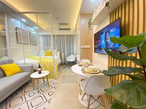 Highway Hills Appartement | 1BR w/Balcony near Megamall: The Admiral‘s Lounge