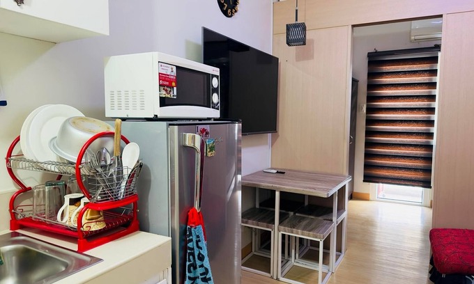 Novaliches Copropriété | 1BR with Balcony facing swimming pool (WIFI and Netflix)