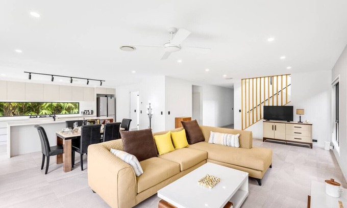 Upper Kedron Maison | 1min to Shop! BrandNew 4BR Modern Home Central A/C