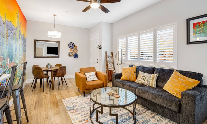 Tucson Copropriété | 1st-floor condo with mountain views, pool, hot tub, private balcony, AC, & W/D