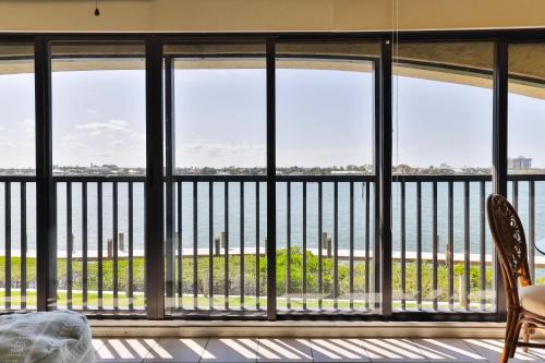 Bouchelles Island Appartement | 2-2 Riverfront Condo At Bouchelle Island