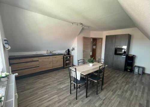 Eichsfelder Kessel Appartement | 2,5 Raum Ferienwohnung möbliert Dachgeschoss Niederorschel