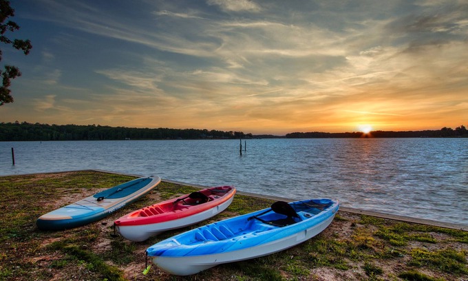 Dogwood Maison | 2 Acre Lake Front ~Dock ~Kayaks ~Beach ~Large Deck ~Fishing ~Boat Ramp