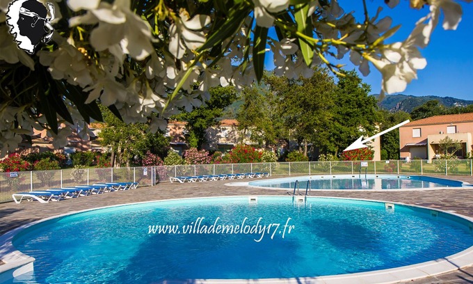 Santa-Maria-Poggio Villa | Mini villa 2* climatisée avec vue piscines et jardin, plage à 500 m, pour 4 pers