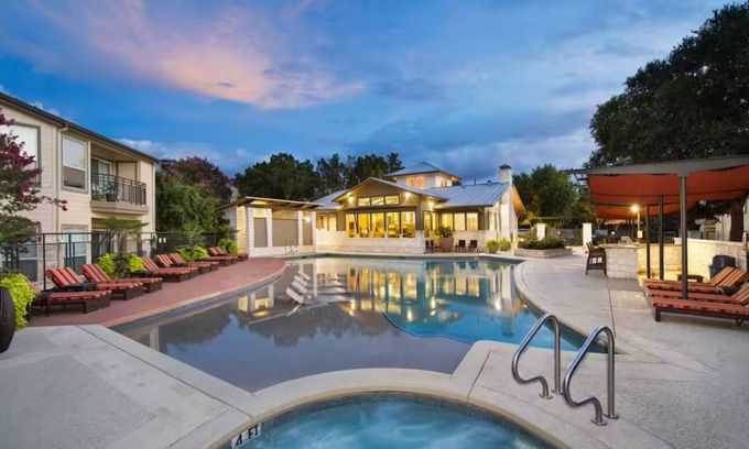 Barton Hills Appartement | 2 bd 2 ba Stylish Oasis! Minutes 2 downtown with pool, hot tub, & free parking!