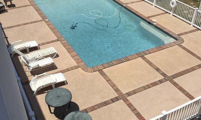 Wildwood Crest Copropriété | Condo 2 Bd, piscine et vue sur Sunset Lake. Regardez les feux d'artifice depuis le porche!