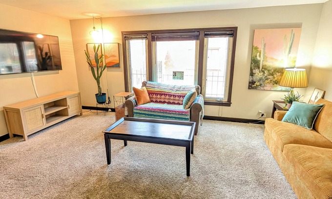 Washington Heights Appartement | 2- Bdrm Apt Desert Themed w/AC in Chicago