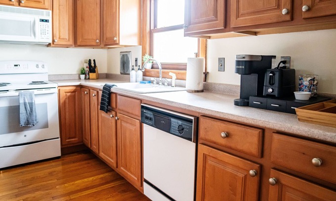 Nashua Appartement | -2 BDRM - Sleeps 7 - Walk to Downtown Nashua-
