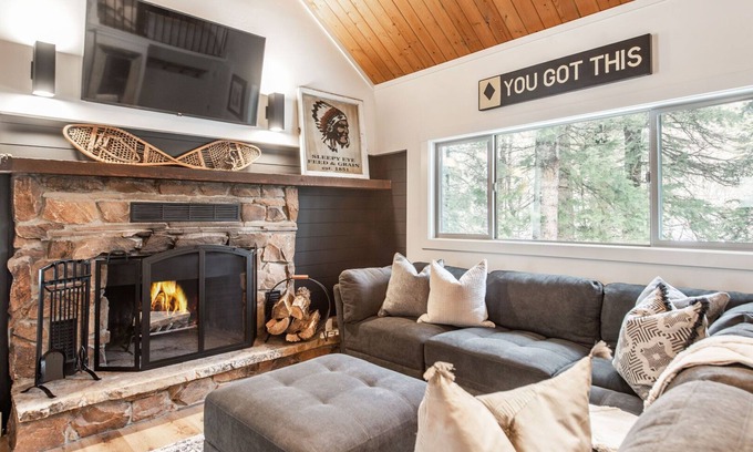 Sundance Cabine | CHAMBRE COSY 2 CHAMBRES AVEC LOFT, PROMENADE À SKI, BAIN À CHAUD, CHEMINÉE
