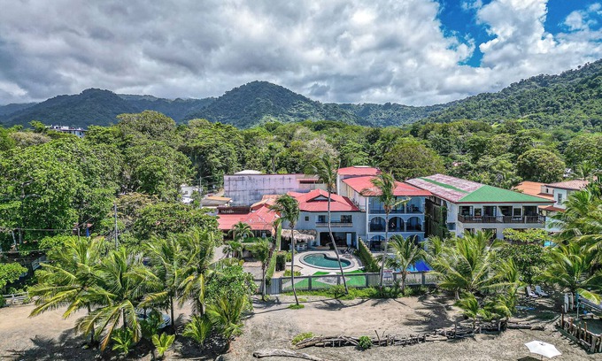 Jaco Maison | 2 Beachfront Villas, 25 bedrooms, Bachelor Party Paradise