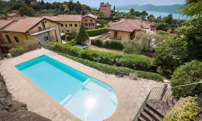 Albisano Appartement | CASA MINERVA - NOUVEAUX ACCESSOIRES CENTRAUX ET SUPER, DANS UNE OASIS VERTE AVEC PISCINES ET BAIGNOIRE IDROMASSAG