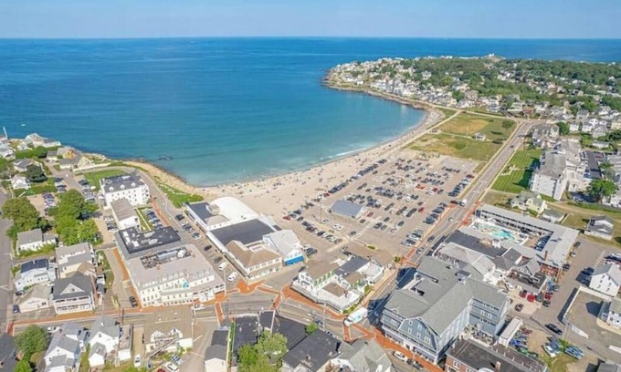 York Beach Appartement | 2 bed 1.5 bath quiet location with a yard 10 min walk to beach and downtown
