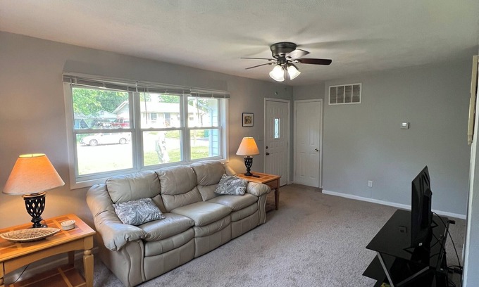 Springfield Maison | 2 Bed, 1 Bath + Office. Newly Renovated. Centrally located. Security Cameras.