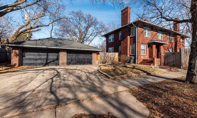 College Hill Maison | 2 Bed 1 Bath Property in College Hill with Garage!