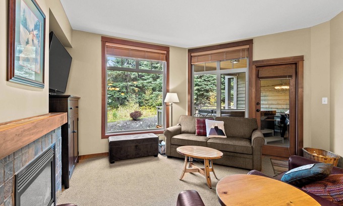 Sun Peaks Copropriété | 2 Bed, 2 Bath Condo Ski-in & Ski-out With Chairlift & Golf Course Steps Away!