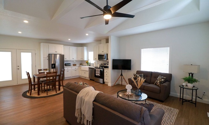Eastside Maison | 2 Bed 2 Bath Gated House With Outdoor Space