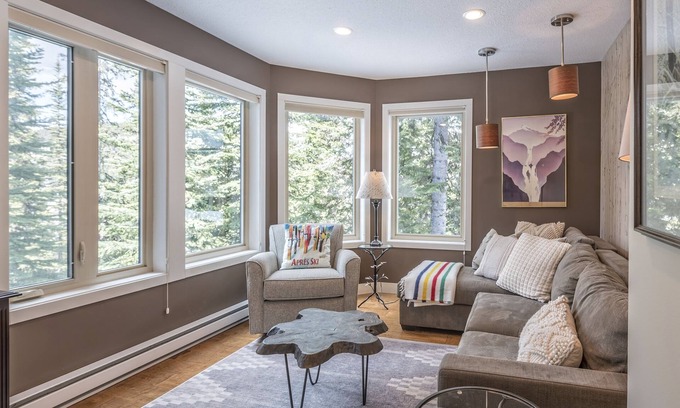 Silver Star Mountain Appartement | 2 Bed/2 Bath Suite On Skiway - Hot Tub, Laundry, Storage Room, Heated Floors!