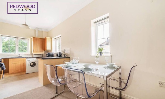 Lychpit Appartement | 2 Bed Apt, Business and Contractors, FREE Parking